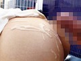 電車・ファミレス・駅・カフェ・ド○キ…公然にもかかわらず男のスケベ視線を意識してジッパー半開きで歩いてるOL/口元ベッタベタにしてアイスを〜　サンプル画像03